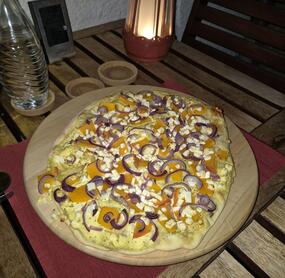 Sehr gut! Habe allerdings die doppelte Menge Zwiebeln genommen und die Schmandcreme zusätzlich mit Paprika edelsüß, Knoblauch und Rosmarin gewürzt