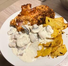 hab statt Kalbsschnitzel ein selbstgemachtes cordonbleu aus hähnchenbrustfilet genommen. Die soße hab ich verdoppelt und auch mehr Pilze. war sehr lecker, wird es wieder geben.