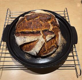 Das Brot schmeckt sehr lecker. Ich habe anstatt der Kerne, 50g Omega-3Mix mit Leinssmen, Hanfsamen und Chiasamen genommen. 
