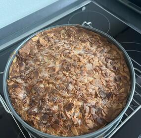 Habe heute zum 3.Mal in zwei Wochen diesen tollen Kuchen gebacken!Alle Gäste waren begeistert und die Kuchen waren schnell aufgegessen!Der Kuchen ist gelingsicher und wirklich geschmacklich ein Träumchen😋