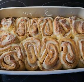 Ich habe die Zimtschnecken schon zum 2. mal gemacht und bin total begeistert. Die sind wirklich super fluffig. Obendrauf habe ich ein Frischkäsetopping verteilt. Danke für das tolle Rezept. LG 