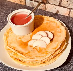 Mega leckere Eierkuchen mit selbstgemachtem Apfelmus von eigenem Apfelbaum. 
