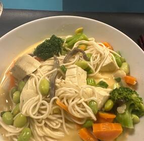 sehr lecker. Schon 2mal gekocht. Etwas asiatisches Gemüse (Edamame, Mu-errPilze, Möhren, Frühlingszwiebel, Wasserkastanirn…) mit rein gegeben.