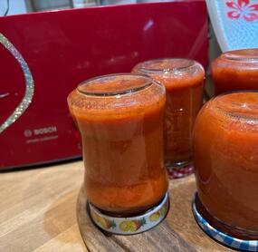 war erst skeptisch bzgl. Haut u Kerne, doch er ist echt lecker, habe etwas Wasser, Sellerie erhöht auf 3 u eine Knobi dazu getan, meiner Familie schmeckt er voll lecker 