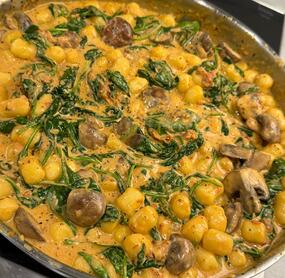 Wie immer sehr lecker und einfach in der Zubereitung. Dieses Mal haben wir noch Champignons mit angebraten. Wir machen immer gleich mehr davon für den nächsten Tag. Schmeckt der ganzen Familie.
