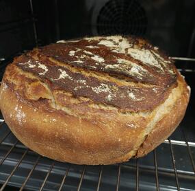 Es sieht fantastisch aus und die ganze Küche riecht wunderbar. Ich habe ein Päckchen Trockenhefe anstatt frischer Hefe genommen. Bin gespannt wie es schmecken wird ♥️