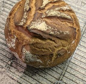 Super Brot, lange darauf, ganz einfach. Körner habe ich nur hinein getan, oben auf habe ich sie weg gelassen :). sehr lecker 😋