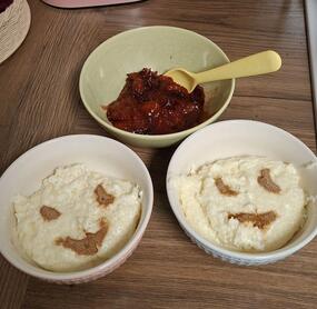Kleine Portion für 2 und dazu Zwetschgenkompott hier aus der App. Sehr lecker 😋 weil nicht so süß 😇