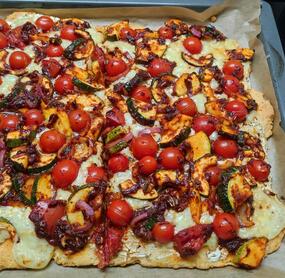 Die Quiche schmeckt gut,aber der Teig rollt sich sehr bescheiden aus.