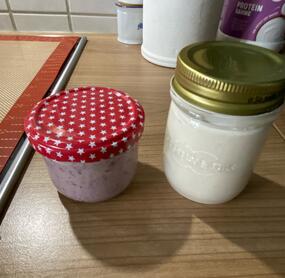 einmal mit Heidelbeeren und einmal mit Banane. so ist das Dessert für die nächsten Tage gesichert. 😊