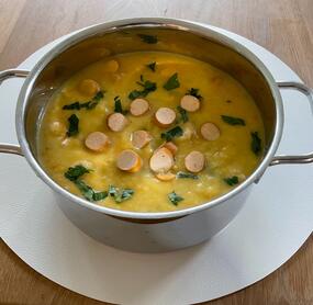 Gerade an so nasskalten Herbsttagen 🍂 hat man Lust auf eine deftige Suppe, die einen „von innen“ wärmt 😃Die Suppe ist leicht nachzukochen, ich habe sie noch mit Petersilie getoppt 👍LECKER!