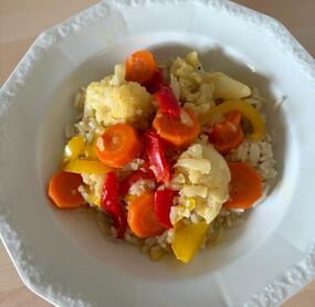 sehr lecker, war nach der Garzeit noch relativ flüssig, geschmacklich sehr gut. Gemüse war nicht mehr knackig, es kann aber auch an meiner Schnibbeltechnik gelegen haben 😃 Werde den Rest morgen pürieren und als Cremesuppe essen. Freue mich drauf.