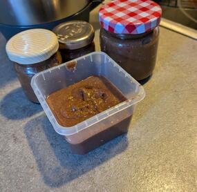 Beim Umfüllen schon mal probiert ... Lecker. Habe auch erst mal nur die Hälfte gemacht und in kleinere Dosen/Behältnisse umgefüllt und bis auf eines eingefroren, da es bei uns nur sonntags Brötchen - selbstgebacken natürlich - gibt. Mit Erythrit gemacht, diabetiker-freundlich. Brauchte einen Ticken mehr davon als Zucker. Eine echte Alternative zu Nutella - und deutlich mehr Nüsse drin! Allerdings ging bei meinen Nüssen die Haut fast gar nicht ab. Dabei habe ich extra frische genommen. Schmeckt trotzdem. 