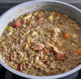 Sehr lecker. Ich habe den Eintopf für 5 Personen im TM6 gekocht. Der Topf ist mengenmäßig an seine Grenzen gekommen, hat aber geklappt und nichts ist übergekocht👍 Habe etwas mehr gewürzt und statt Bock- oder Wienerwurst, habe ich Mettwürstchen in einem separaten Topf angebraten und den TM6 hinterher umgefüllt. Hat geschmeckt wie bei meiner Oma👏👏👏