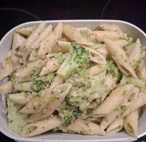 war lecker, aber ich hab Nudeln und Brokkoli tatsächlich im Kochtopf gekocht. Pesto selbstgemacht mit "Terrormix" Wird's wieder geben.