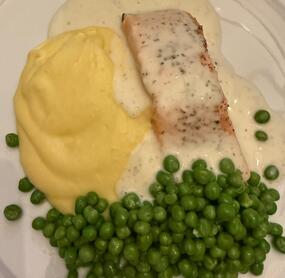 Es war ganz lecker, allerdings war der Lachs nur noch lauwarm. Da muss ich mir noch was einfallen lassen. Ausserdem haben wir nur Erbsen dazu gegessen. Ich musste noch etwas kräftig würzen.