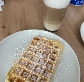 Ich hab den Amaretto weggelassen . Die Waffeln waren köstlich- und mal wieder soooo schnell zubereitet . Einfach klasse. 