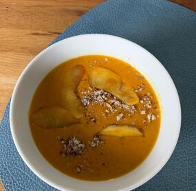 Die Suppe war seeeehr lecker. Der Apfel und die Nüsse passen super dazu. Ich habe statt der Sahne Mascapone rein weil ich die noch offen hatte. Hat super gepasst und die Suppe war schön cremig. 