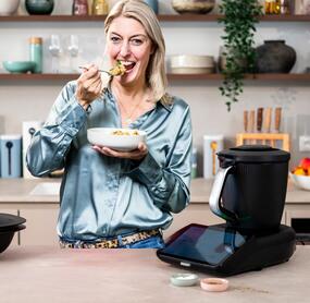 Desi von ZauberTopf neben dem Thermomix® TM7 mit einem Teller Spätzle