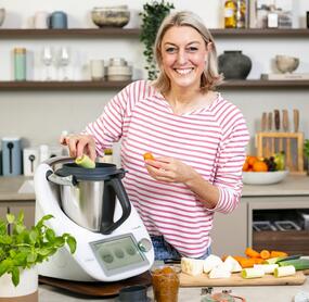 Blonde Frau, lächelt neben dem Thermomix®