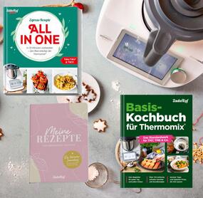 Mehrere Kochbücher und der Thermomix® von oben fotografiert