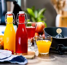 Saft in Flaschen vor dem Thermomix®, sowie Zubehör zum Entsaften