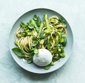 Pasta mit grünem Spargelragout