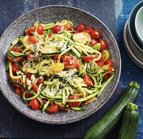 Zucchini-Tomaten-Spaghetti mit Parmesan
