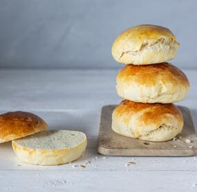 Burger Buns vor hellblauem Hintergrund