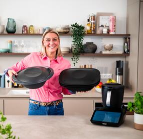 Blonde Frau mit Varoma® von TM6 und TM7 in den Händen