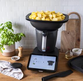 Der Thermomix® TM7 mit Kartoffeln im Varoma®