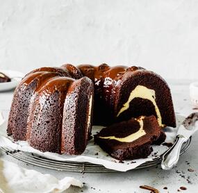 Dunkler Gugelhupf mit heller Füllung
