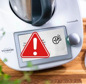 Thermomix® Display mit einem roten Warndreieck