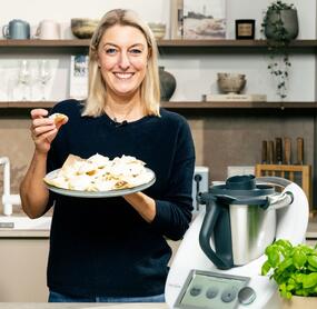 Dési von ZauberTopf mit einem Teller voller Toffifee-Plätzchen