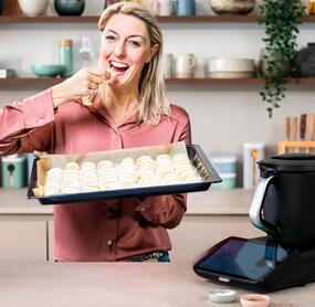 Dési vom ZauberTopf mit einem Blech Plätzchen neben dem Thermomix®