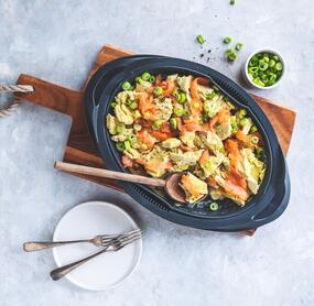 Varoma® des Thermomix® von oben fotografiert, darin Rührei mit Gemüse