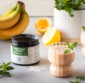 Zwei Shakes in Gläsern und daneben Stoffwechsel Routine von Nature Love