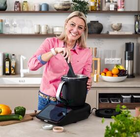 Blonde Frau in einer Küche mit Thermomix®