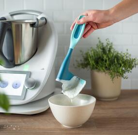 Calotti® Drehkellenspatel Silikon + in Küchenumgebung mit Thermomix®