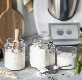 3 Gläser mit Mehl vor Thermomix®