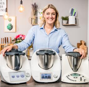 Blonde Frau mit 3 unterschiedlichen Thermomix® in Küche