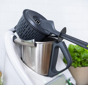 Der Garkorb des Thermomix® schräg auf den Mixtopf gestellt