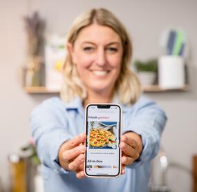 Dési vom ZauberTopf Club hält ihr Smartphone in die Kamera