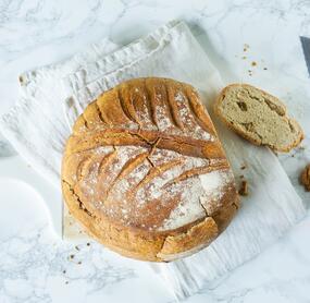 Brotlaib angeschnitten mit angelegtem Brotmesser