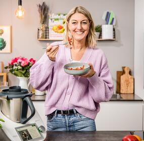 Thermomix® Expertin Dési mit einer Schüssel angebratener Paprikastreifen.