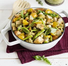Brotsalat mit grünen Bohnen, gelben Kirschtomaten und Knoblauch