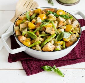 Brotsalat mit grünen Bohnen, gelben Kirschtomaten und Knoblauch