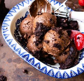 Chocolate-Chip-Brownie-Eis