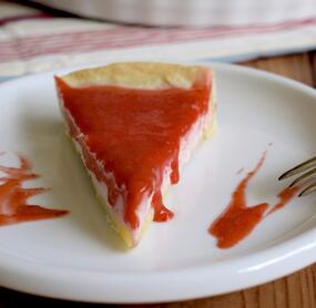Crème-Fraîche-Tarte mit Erdbeersoße