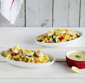 Eisbergsalat mit gekochten Eiern